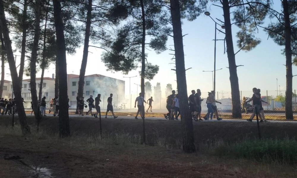 Λάρισα-Επεισόδια κατά την άφιξη Μητσοτάκη: «Θα μπούμε μέσα στον κόσμο... Και τίποτα να μην πέσει, ξύλο θα πέσει!» λέει αστυνομικός (βίντεο)